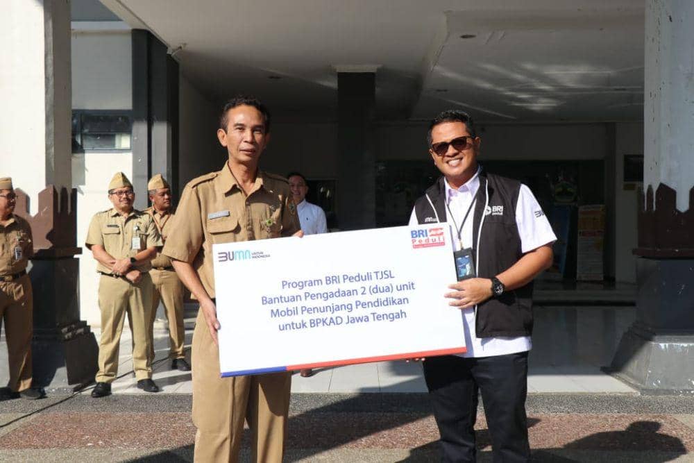 BRI Branch Office (BO) Semarang Pattimura memberikan bantuan dua unit mobil untuk operasional di SMK Negeri Jawa Tengah melalui BPKAD Jateng. (dok. BRI)