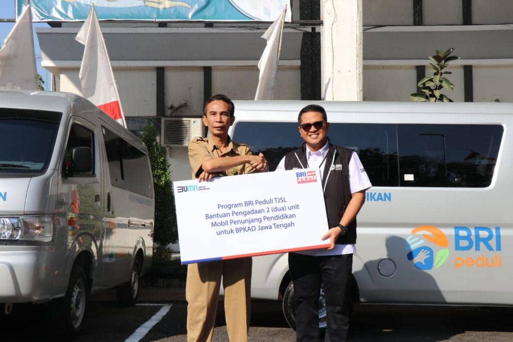 BRI BO Semarang Pattimura Berikan 2 Unit Mobil ke SMK Negeri Jateng