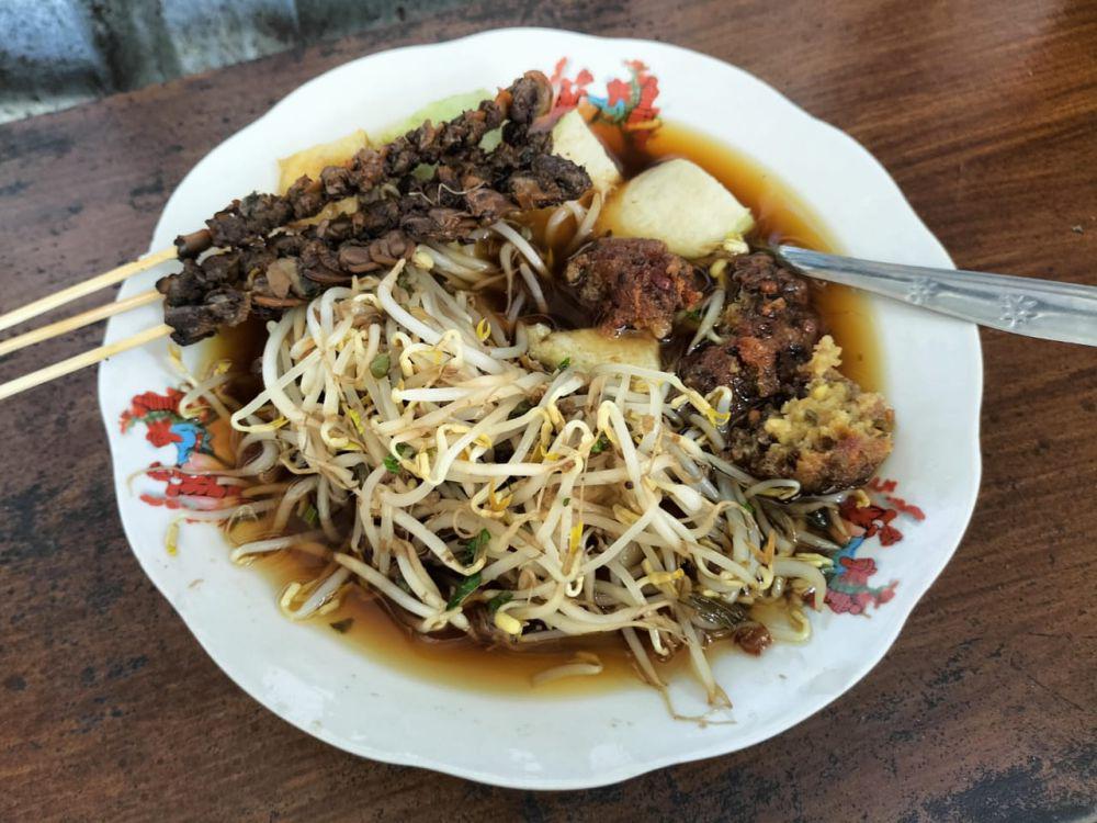 Seporsi lontong balap dengan sate kerang. IDN Times/Talita Hariyanto