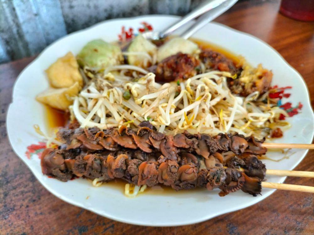 Sate kerang dan lontong balap. IDN Times/Talita Hariyanto