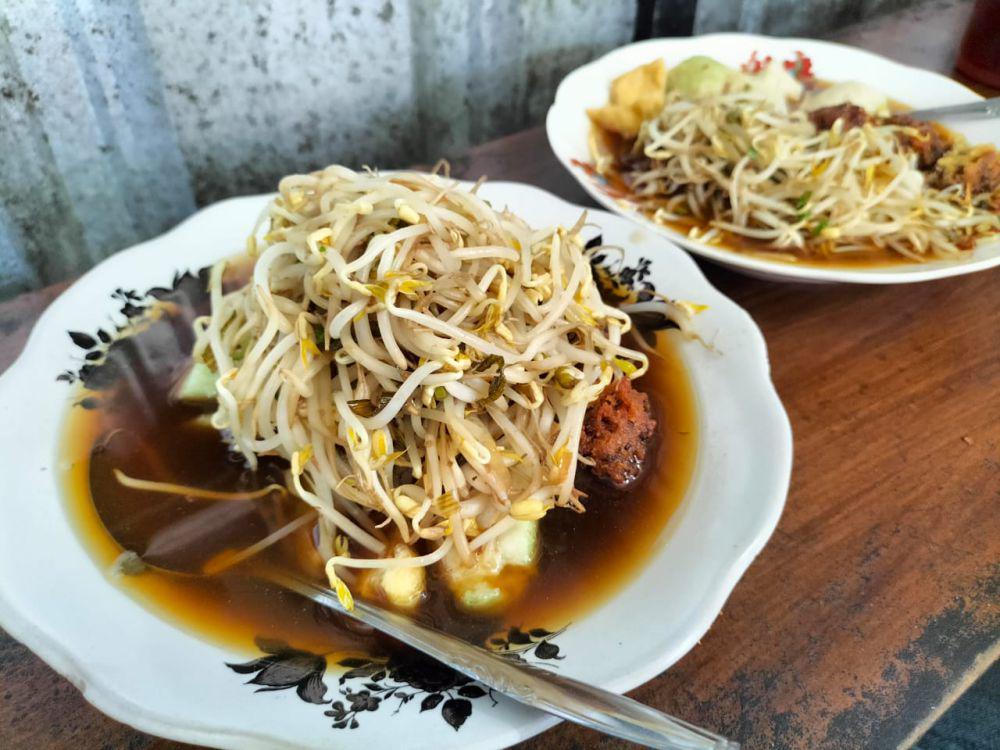 Dua porsi lontong balap. IDN Times/Talita Hariyanto
