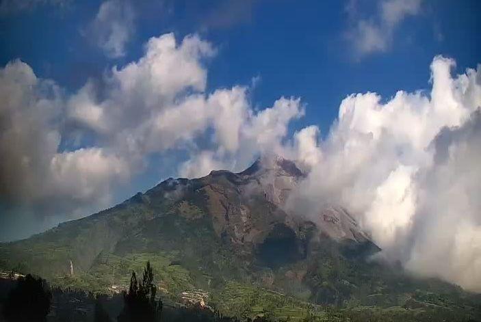 Gunung Merapi Luncurkan Awan Panas Guguran Sejauh 1,5 Km