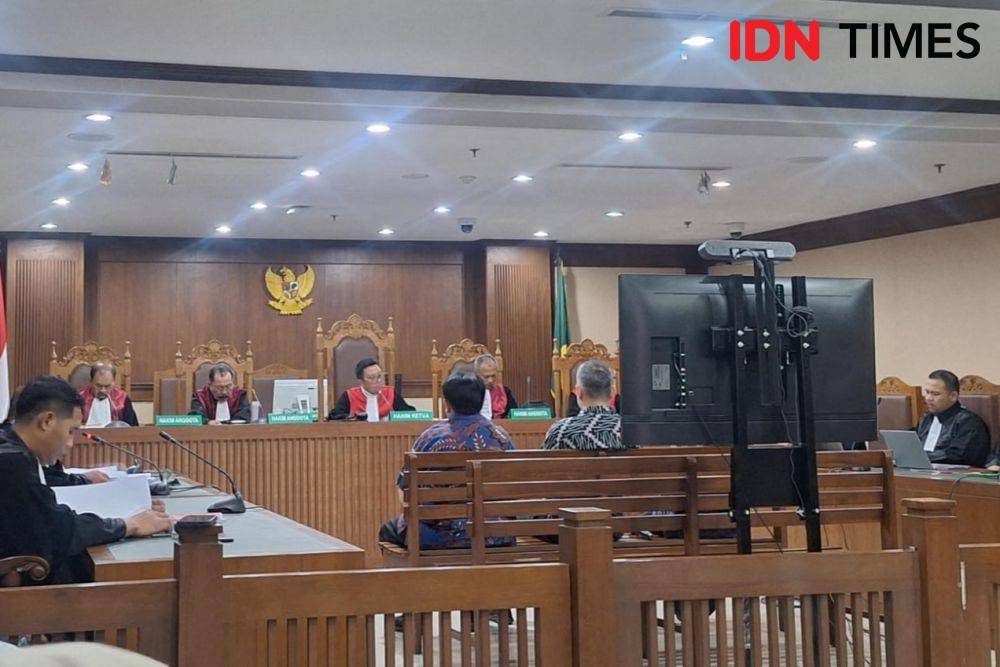 Direktur Utama PT Timah Tbk periode 2016-2021 Mochtar Riza Pahlevi, Direktur Keuangan periode 2016-2020 Emil Ermindra, dan Direktur PT Stanindo Inti Perkasa MB Gunawan menjalani sidang perdana terkait kasus dugaan korupsi komoditas timah terkait wilayah IUP di PT Timah Tbk tahun 2015-2022 di Pengadilan Tipikor pada PN Jakarta Pusat, Jakarta, Senin (26/8/2024) (IDN Times/Lia Hutasoit)