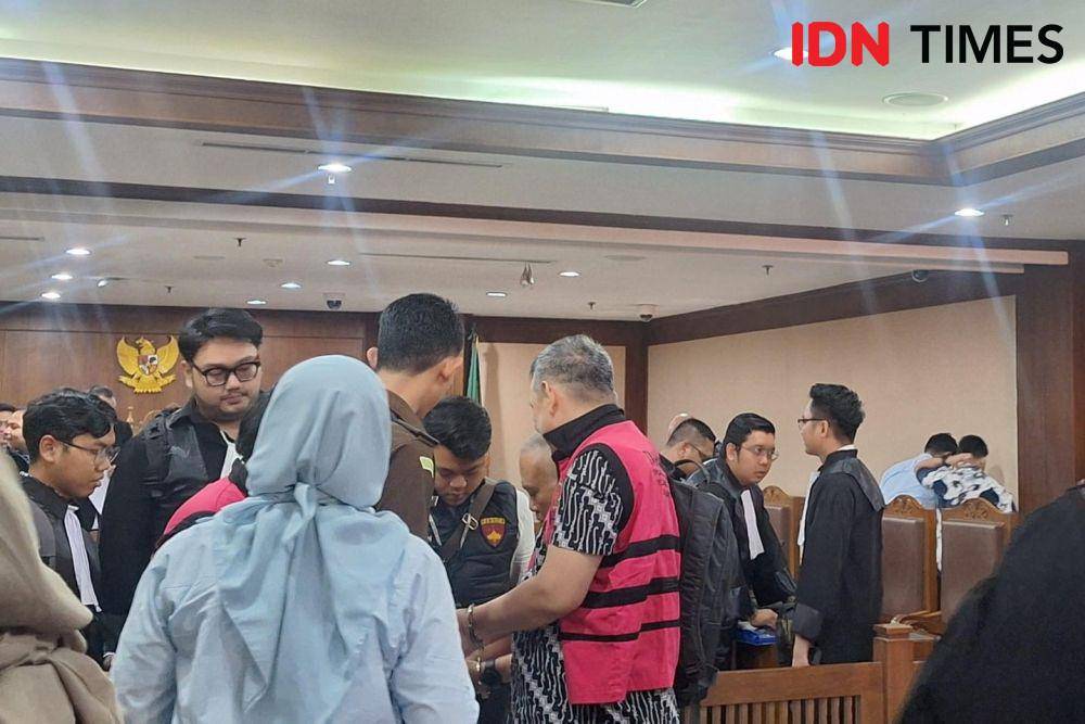Direktur Utama PT Timah Tbk periode 2016-2021 Mochtar Riza Pahlevi, Direktur Keuangan periode 2016-2020 Emil Ermindra, dan Direktur PT Stanindo Inti Perkasa MB Gunawan menjalani sidang perdana terkait kasus dugaan korupsi komoditas timah terkait wilayah IUP di PT Timah Tbk tahun 2015-2022 di Pengadilan Tipikor pada PN Jakarta Pusat, Jakarta, Senin (26/8/2024) (IDN Times/Lia Hutasoit)