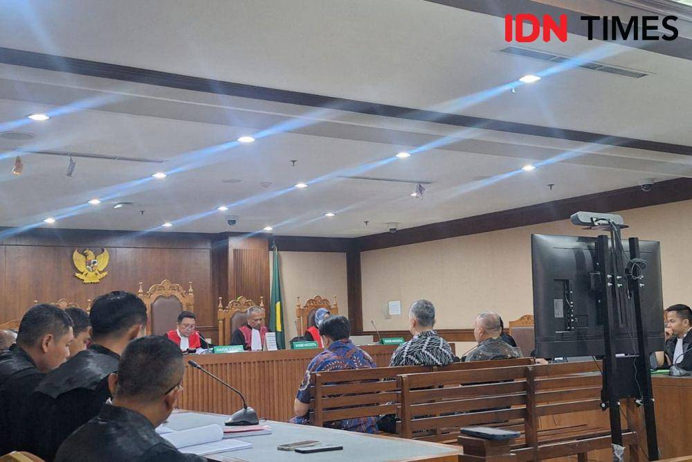 Direktur Utama PT Timah Tbk periode 2016-2021 Mochtar Riza Pahlevi, Direktur Keuangan periode 2016-2020 Emil Ermindra, dan Direktur PT Stanindo Inti Perkasa MB Gunawan menjalani sidang perdana terkait kasus dugaan korupsi komoditas timah terkait wilayah IUP di PT Timah Tbk tahun 2015-2022 di Pengadilan Tipikor pada PN Jakarta Pusat, Jakarta, Senin (26/8/2024) (IDN Times/Lia Hutasoit)