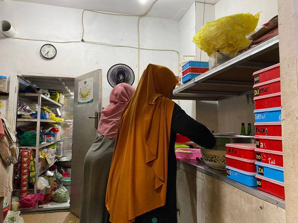 Kesibukan di Warung Makan Gratis yang menyediakan menu di Masjid Pemuda Konsulat Surabaya. (IDN Times/Ryzka Tiara).