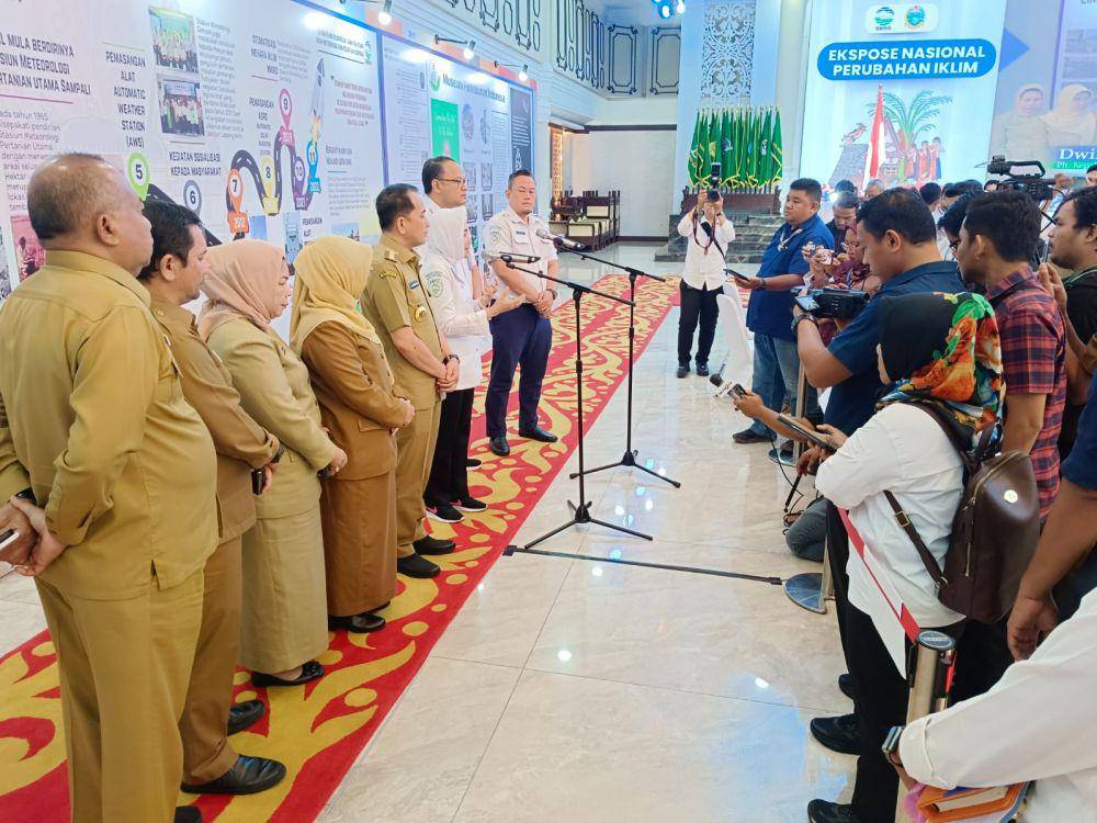 Plt. Kepala BMKG, Dwikorita Karnawati membuka acara Ekspose Nasional Perubahan Iklim sekaligus menjadi keynote speaker di Aula Raja Inal Siregar Medan, Senin (26/8/2024). (IDN Times/Arifin Al Alamudi)