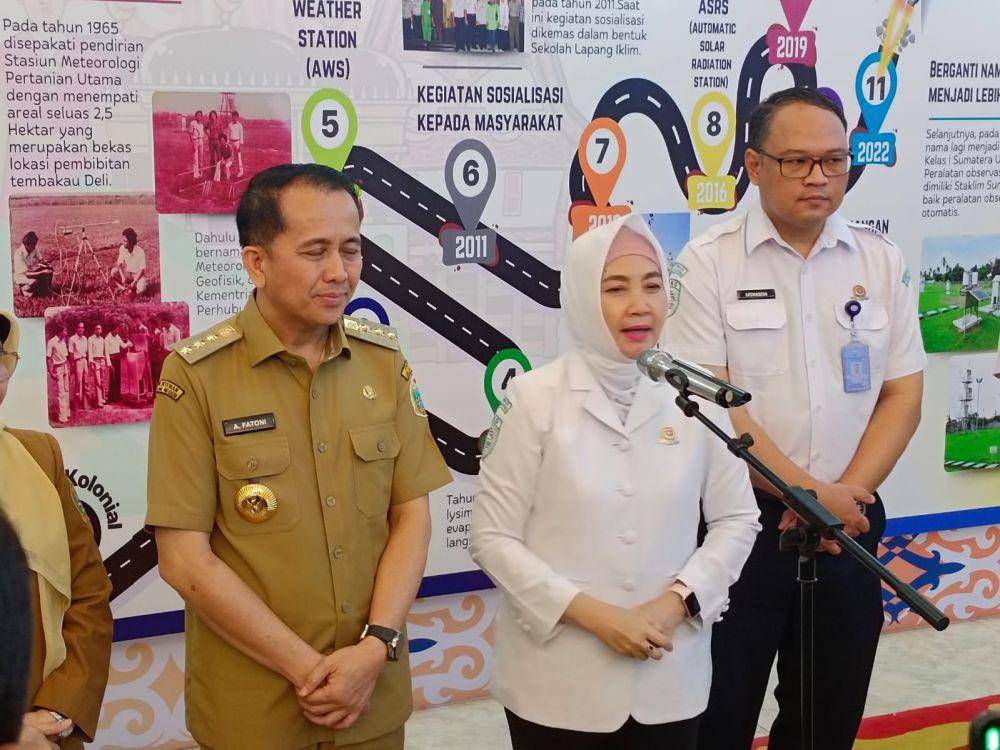 Plt. Kepala BMKG, Dwikorita Karnawati membuka acara Ekspose Nasional Perubahan Iklim sekaligus menjadi keynote speaker di Aula Raja Inal Siregar Medan, Senin (26/8/2024). (IDN Times/Arifin Al Alamudi)