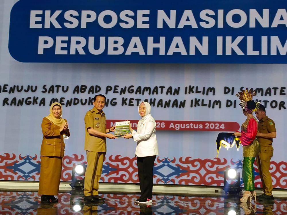 Plt. Kepala BMKG, Dwikorita Karnawati membuka acara Ekspose Nasional Perubahan Iklim sekaligus menjadi keynote speaker di Aula Raja Inal Siregar Medan, Senin (26/8/2024). (IDN Times/Arifin Al Alamudi)
