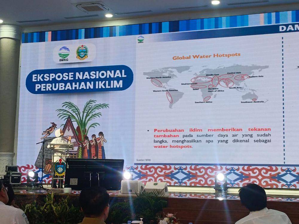 Plt. Kepala BMKG, Dwikorita Karnawati membuka acara Ekspose Nasional Perubahan Iklim sekaligus menjadi keynote speaker di Aula Raja Inal Siregar Medan, Senin (26/8/2024). (IDN Times/Arifin Al Alamudi)
