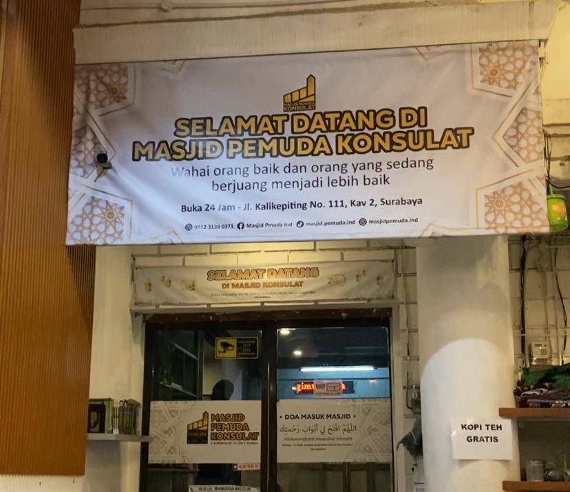 Pintu masuk Masjid Pemuda Konsulat bagi kaum pria (IDN Times/Ryzka Tiara)