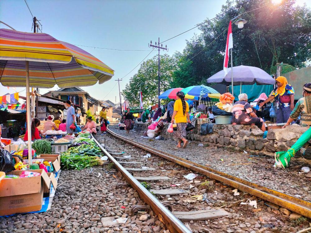 Menantang Bahaya di Pasar Ekstrem Dupak Magersari Surabaya