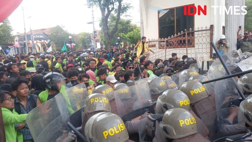 Polisi Bubarkan Aksi Mahasiswa di Semarang, Tembakkan Gas Air Mata