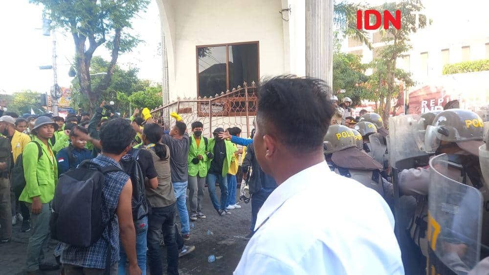 Aksi demonstrasi di DPRD Kota Semarang yang berakhir ricuh. (IDN TImes/Fariz Fardianto)