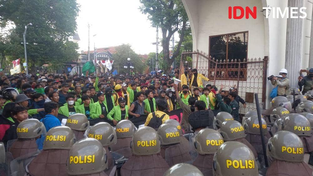 Aksi demonstrasi di DPRD Kota Semarang yang berakhir ricuh. (IDN TImes/Fariz Fardianto)