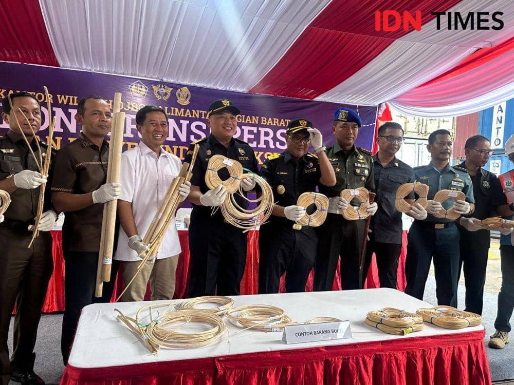 Pemilik barang mengaku isi barang tersebut adalah kelapa. (IDN Times/Teri).