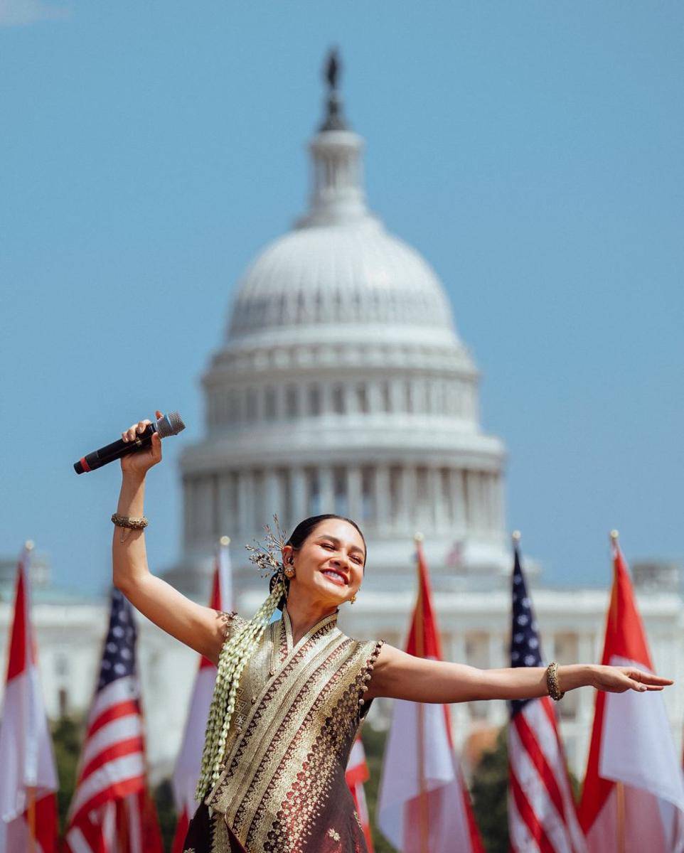 potret Andien tampil di depan Capitol Hill (instagram.com/putradjohan_aloke)