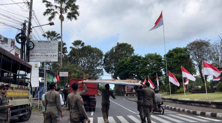 Ilustrasi Satpol PP melakukan penertiban baliho dan spanduk bakal calon kepala daerah, pada Selasa (27/8/2024) (Dok.IDN Times/Istimewa)
