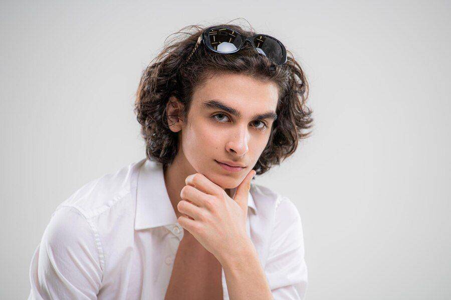 gaya rambut ikal pria sebahu (Freepik.com/user23443555)