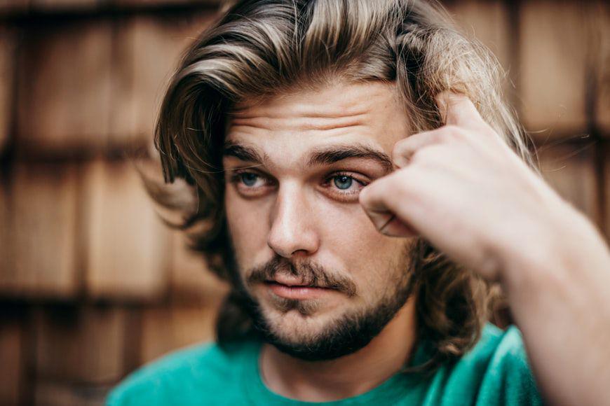 ilustrasi pria yang ragu (unsplash.com/Tim Mossholder)