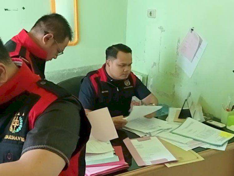 (Penyidik Kejari Banyuasin saat menyita sejumlah berkas dan dokumen di kantor DLH Banyuasin) IDN Times/istimewa