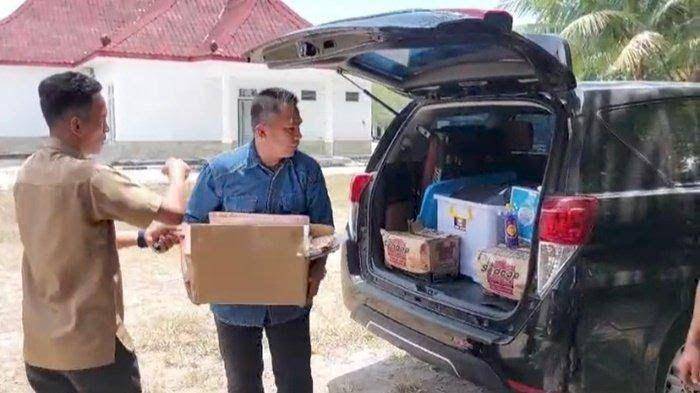 (Penyidik Kejari Banyuasin saat menyita sejumlah berkas dan dokumen di kantor DLH Banyuasin) IDN Times/istimewa