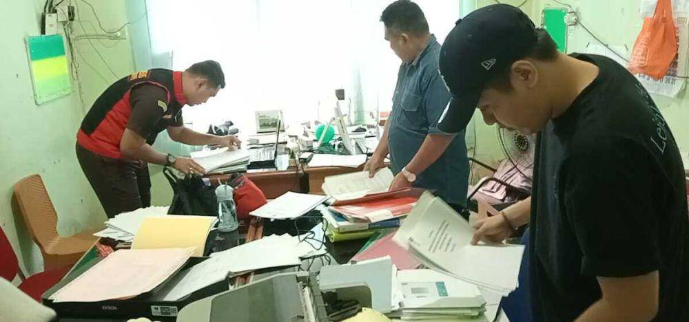 (Penyidik Kejari Banyuasin saat menyita sejumlah berkas dan dokumen di kantor DLH Banyuasin) IDN Times/istimewa