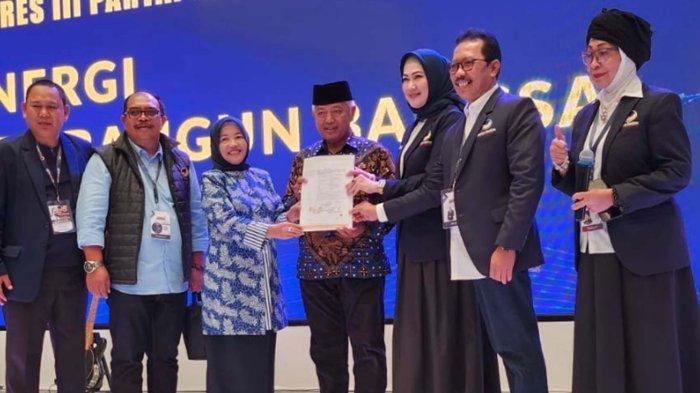 Sanusi-Lathifah saat menerima surat rekomendasi dari Partai NasDem hari ini. (IDN Times/istimewa)