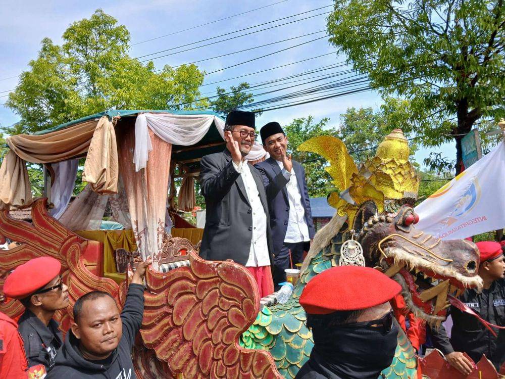 Pasangan Imron Rosyadi dan Agus Kurniawan Budiman, resmi mendaftar ke Komisi Pemilihan Umum (KPU) Kabupaten Cirebon, Jawa Barat, Selasa (27/8/2024). (IDN Times/Hakim Baihaqi)