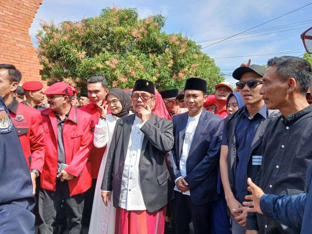 Pasangan Imron Rosyadi dan Agus Kurniawan Budiman, resmi mendaftar ke Komisi Pemilihan Umum (KPU) Kabupaten Cirebon, Jawa Barat, Selasa (27/8/2024) (IDN Times/Hakim Baihaqi)