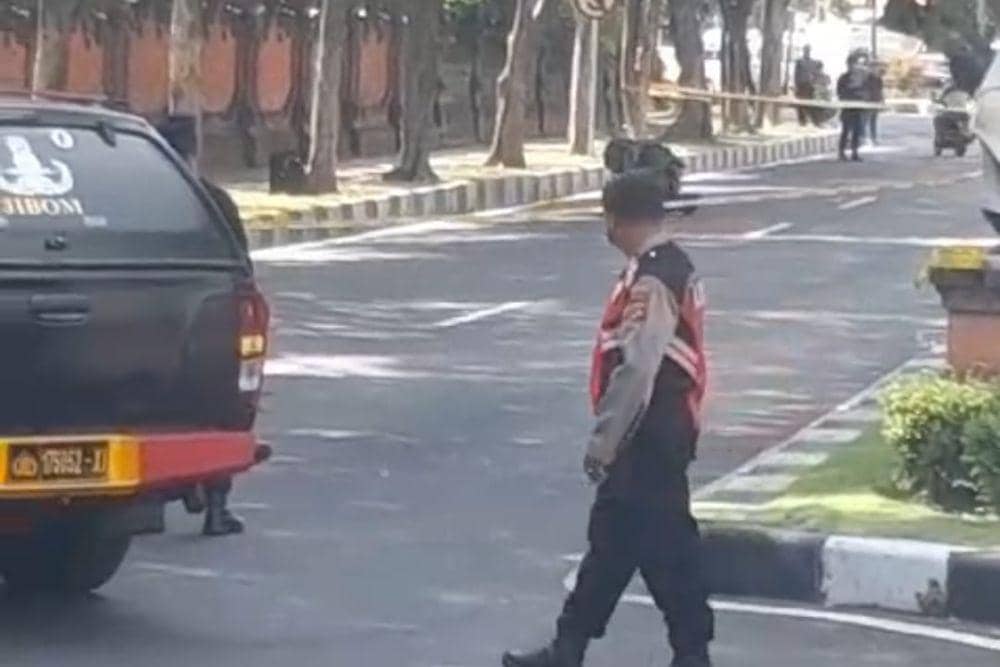 Ilustrasi pemeriksaan tas mencurigakan oleh Unit Jibom Polda Bali (Screenshot video)