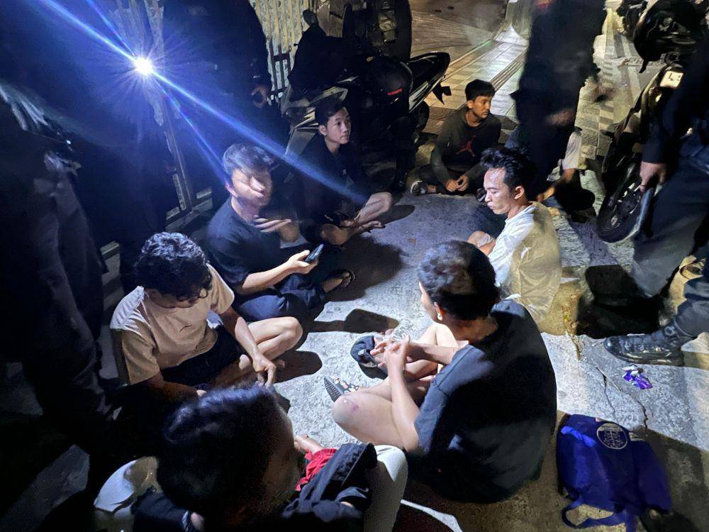 Ilustrasi kelompok pesilat hendak tawuran saat diamankan polisi. (Dok. Humas Polrestabes Surabaya)