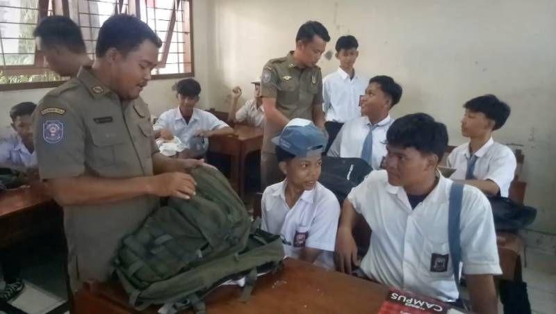 Antisipasi Kenakalan Remaja, Satpol PP Kota Tangerang Razia Tas Siswa