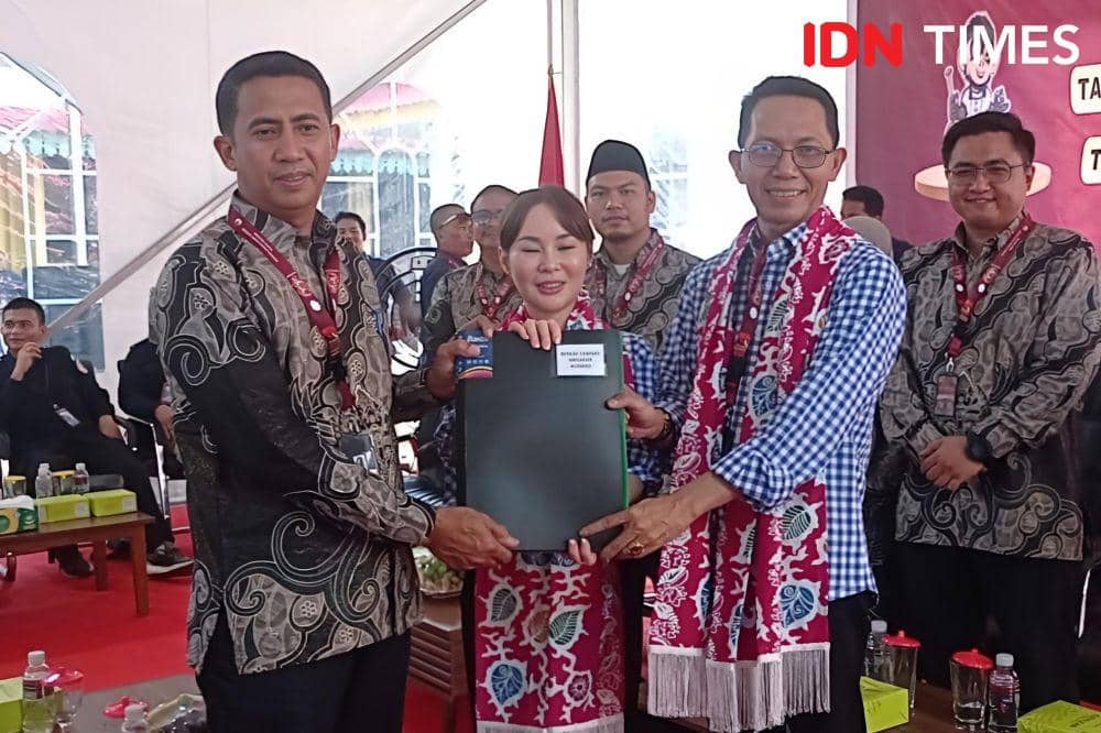 Ketua KPU Batam, Mawardi (kiri) menerima berkas persyaratan pendaftaran dari Amsakar dan Claudia (IDN Times/Putra Gema Pamungkas)