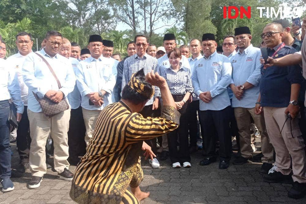 Amsakar dan Claudia di sambut tarian Silat di KPU Batam (IDN Times/Putra Gema Pamungkas)