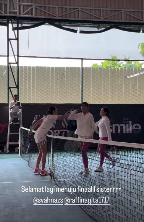 Syahnaz dan Nagita tanding tenis (Instagram.com/syahnazs)
