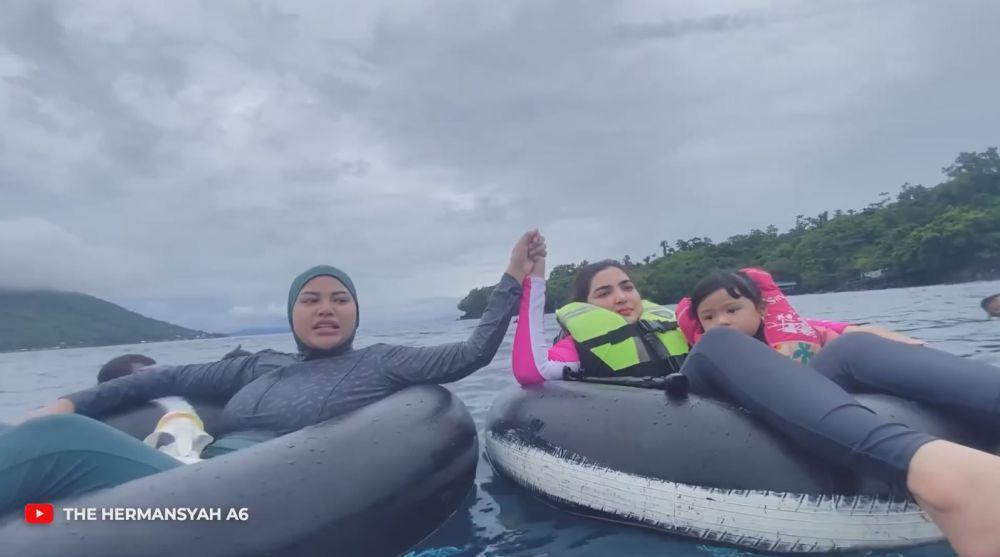 Anang Ashanty ajak cucu berenang di pantai (YouTube.com/The Hermansyah A6)