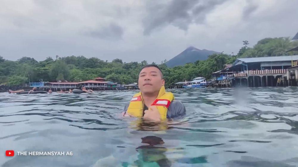 Anang Ashanty ajak cucu berenang di pantai (YouTube.com/The Hermansyah A6)