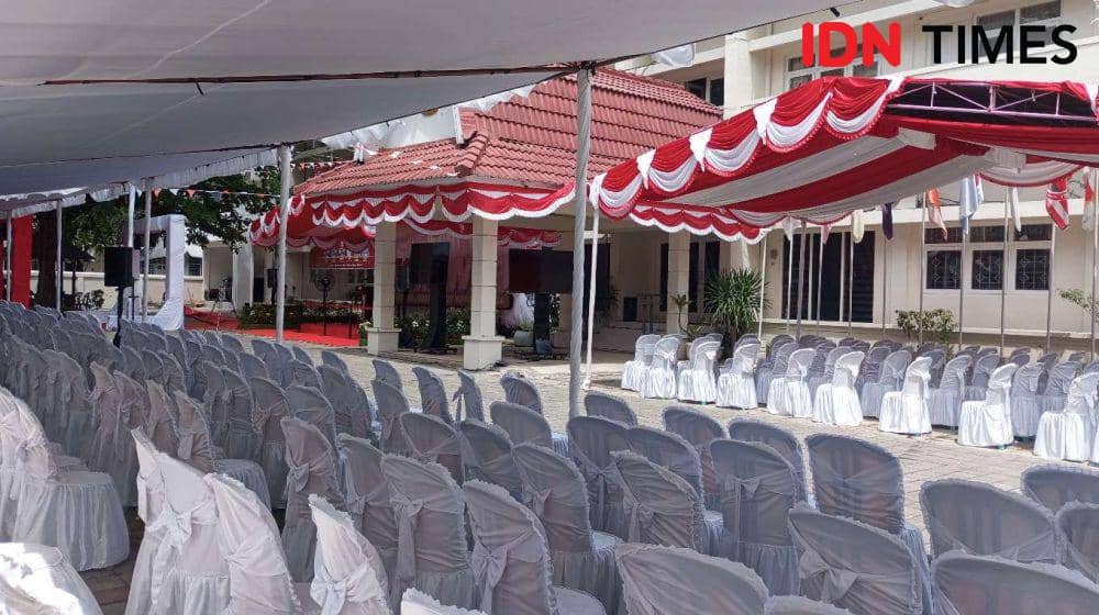 Kantor KPU NTB tampak sepi pada hari pertama pendaftaran cagub-cawagub,  Selasa (27/8/2024). (IDN Times/Muhammad Nasir)