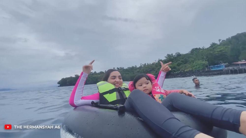 Anang Ashanty ajak cucu berenang di pantai (YouTube.com/The Hermansyah A6)