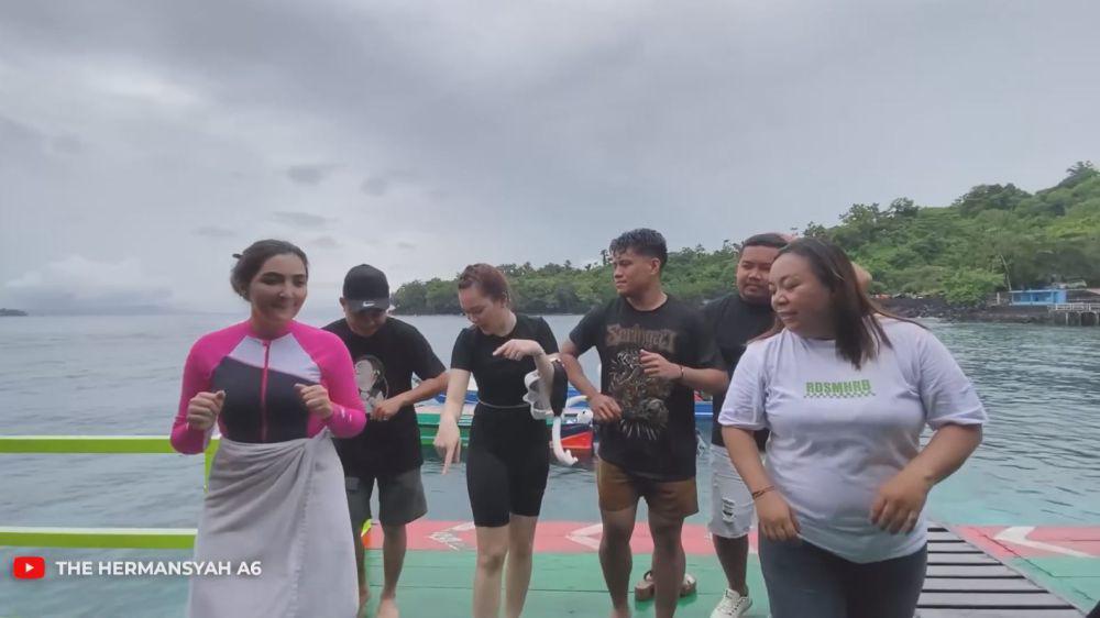 Anang Ashanty ajak cucu berenang di pantai (YouTube.com/The Hermansyah A6)