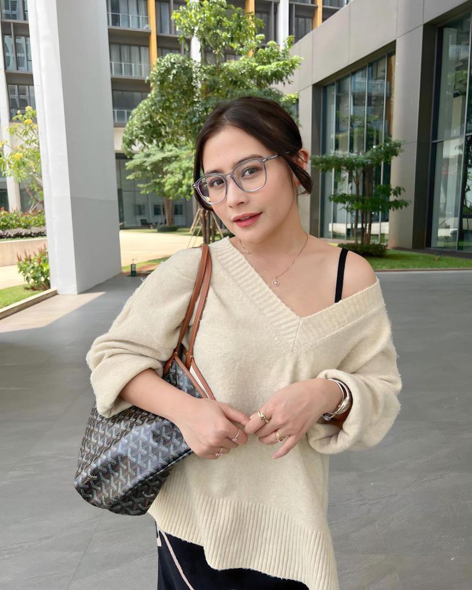 inspirasi makeup ke kantor ala Prilly Latuconsina (instagram.com/prillylatuconsina96)