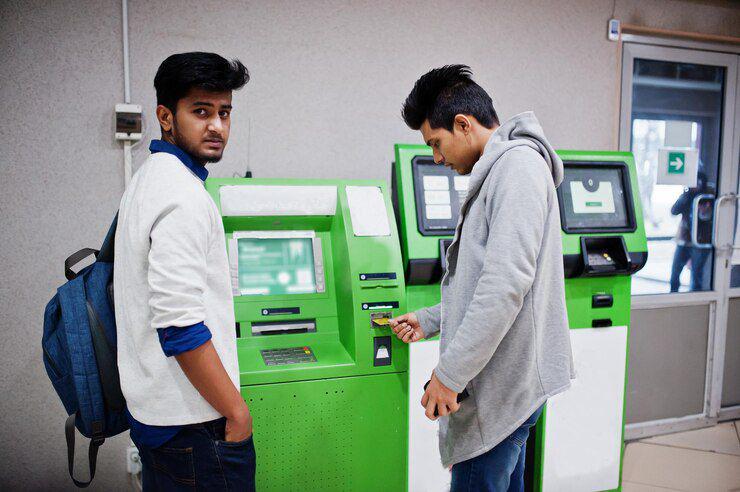 transaksi ATM (freepik.com/ASphotofamily)