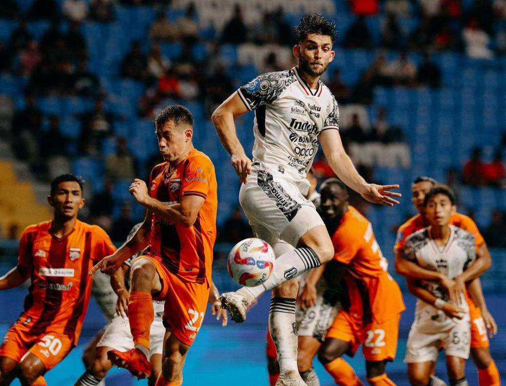 Brandon Wilson (tengah, kostum putih) saat merebut bola dari hadangan pemain Borneo FC. (Instagram.com/baliunitedfc)