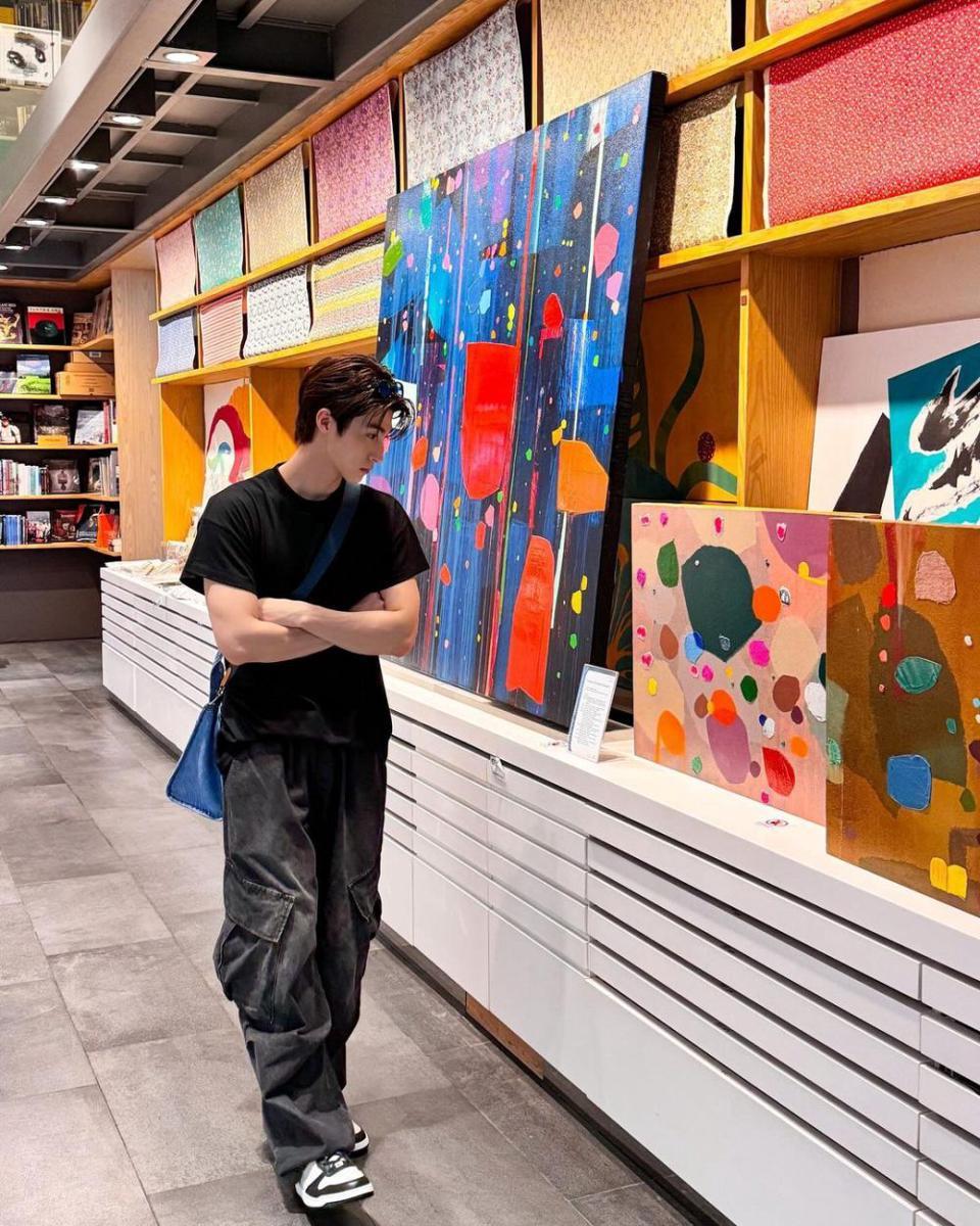 art museum date outfit ala Blue Pongtiwat (instagram.com/blue_pongtiwat)