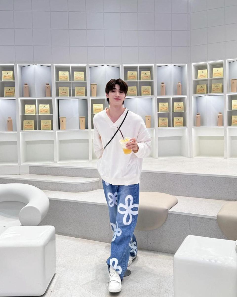 art museum date outfit ala Blue Pongtiwat (instagram.com/blue_pongtiwat)