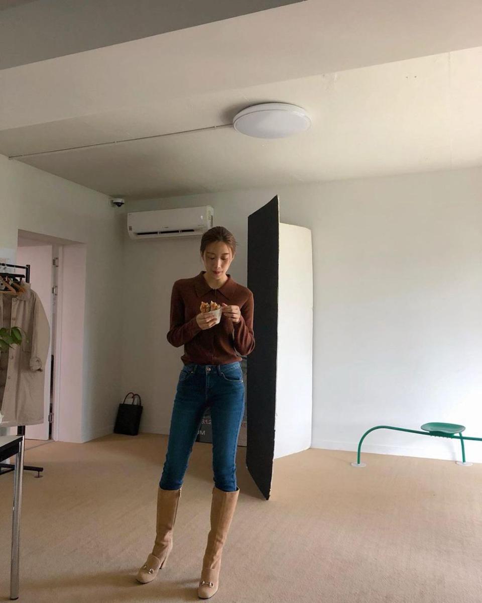 ootd untuk pemilik kulit warm undertone (instagram.com/m_kayoung)