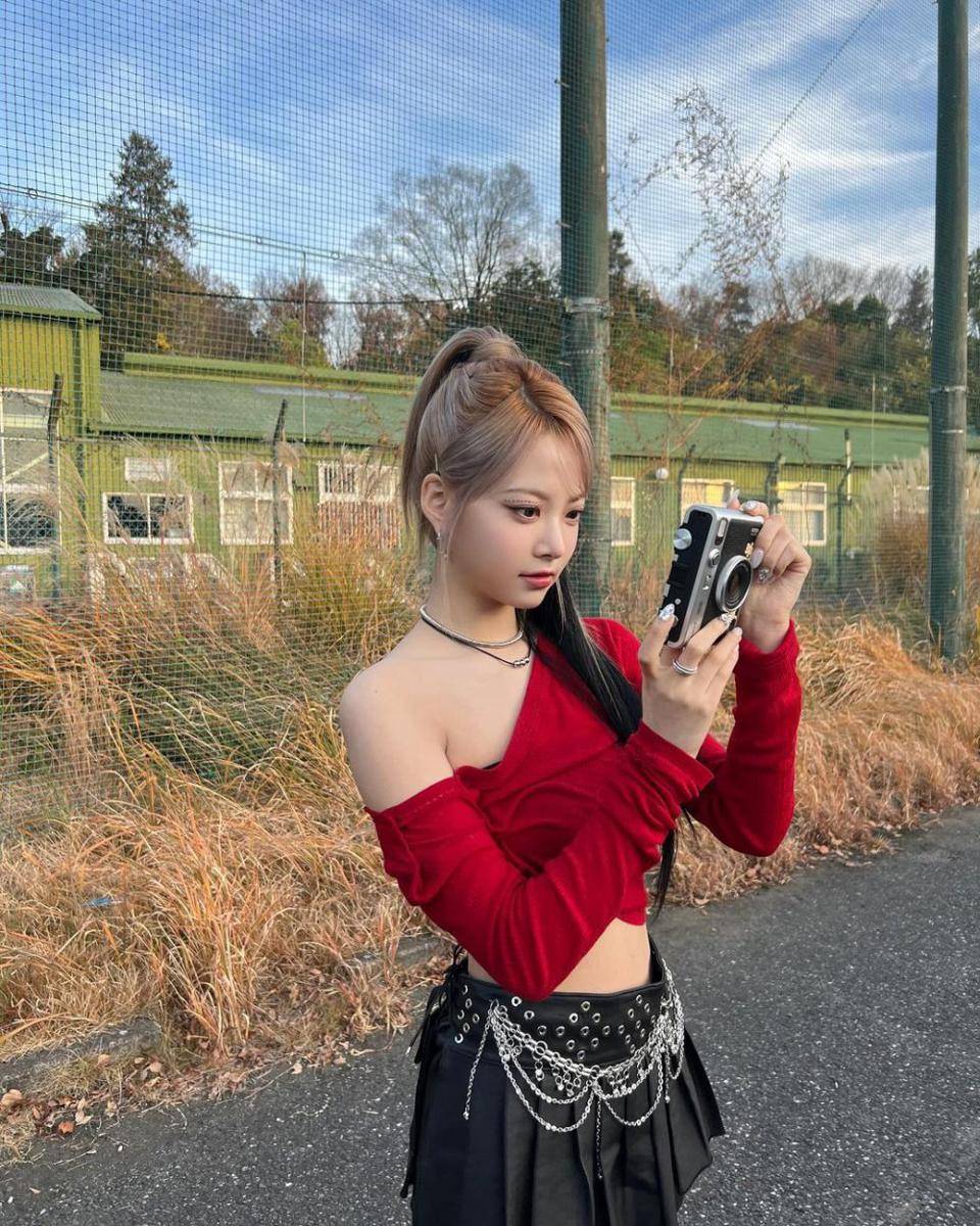 Eunchae LE SSERAFIM (instagram.com/hhh.e_c.v)
