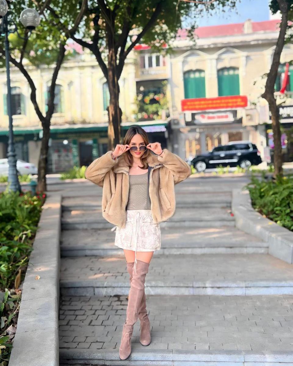 ootd untuk pemilik kulit warm undertone (instagram.com/claurakiehl)