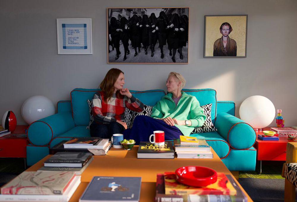Julianne Moore dan Tilda Swinton dalam film The Room Next Door (dok. Sony Picture Classics)